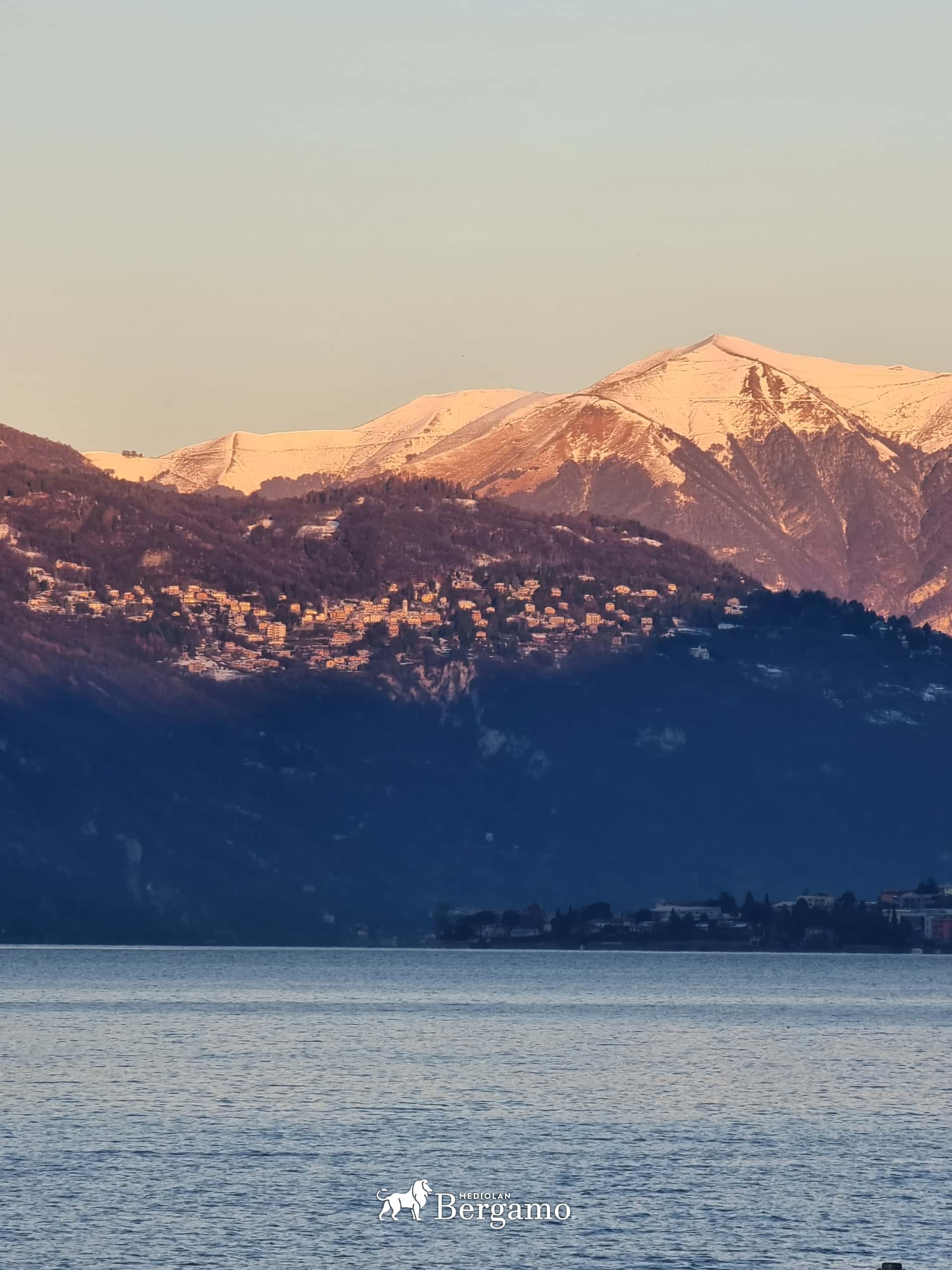 Widok z bulwaru Lecco w zimie na Alpy.