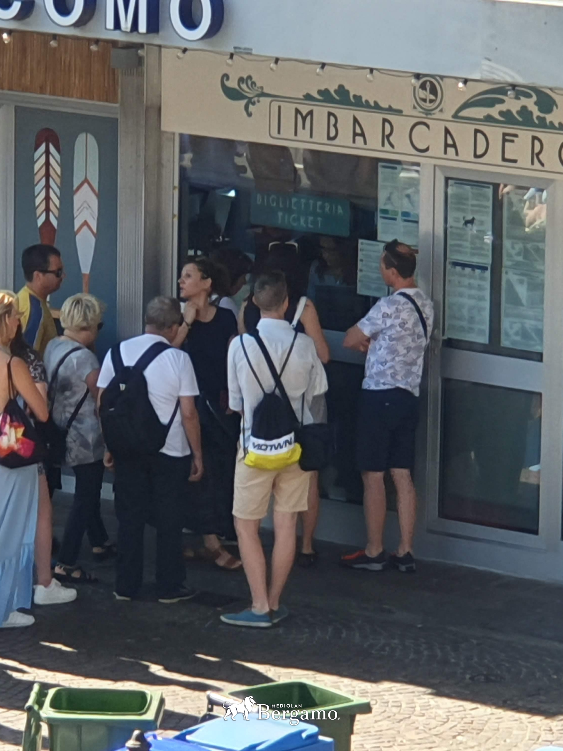 Kolejka pod kasą w przystani w Lecco