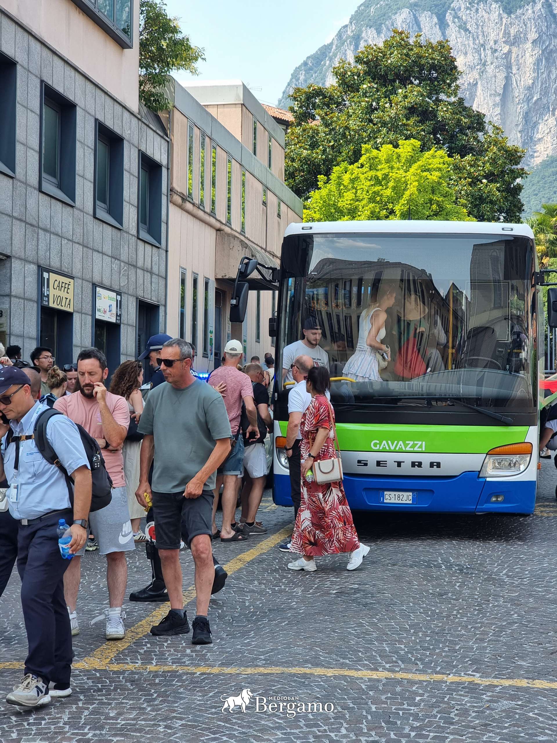 Autobus przed dworcem w Lecco