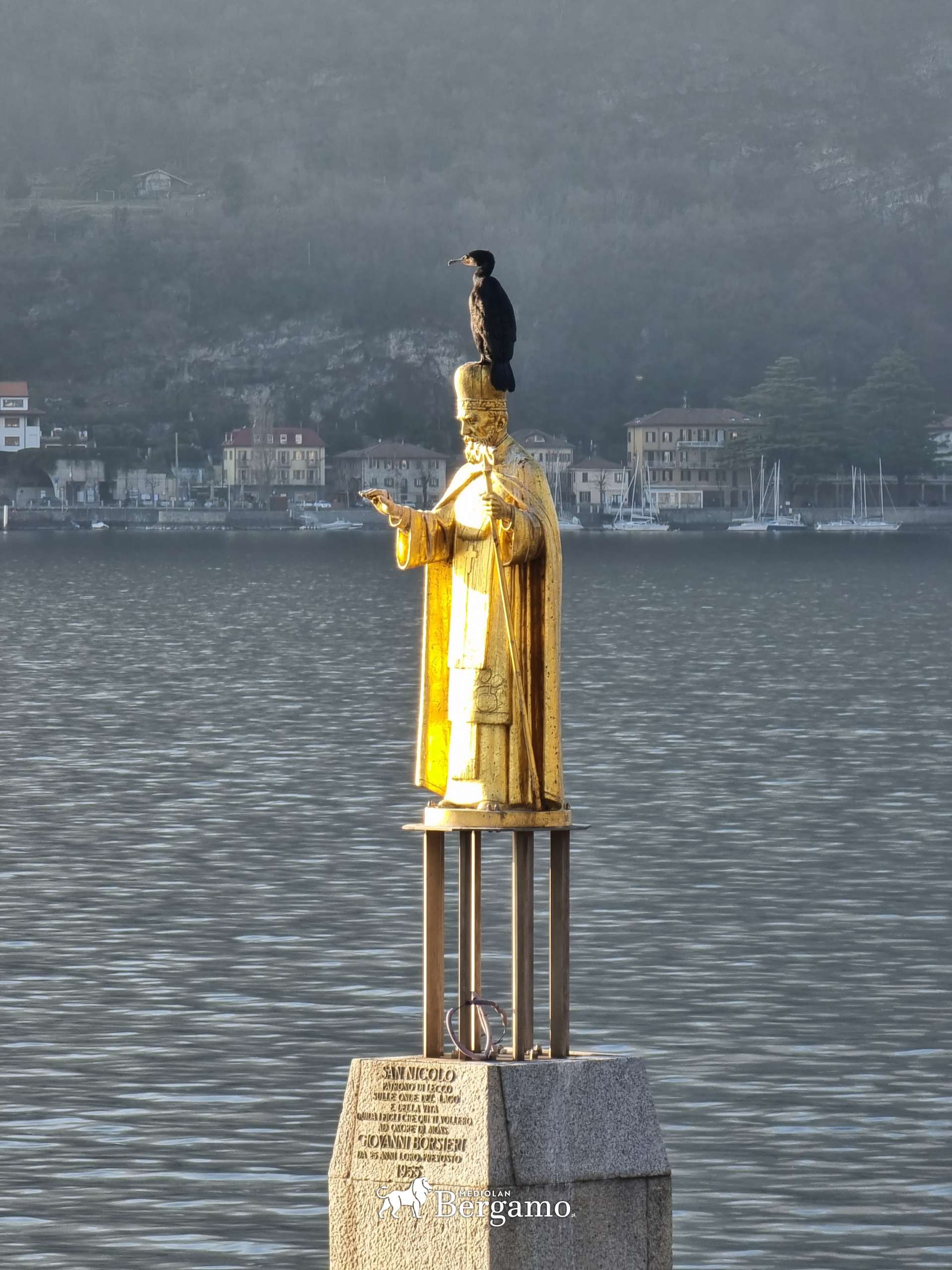 Złoty pomnik San Nicollo w Lecco