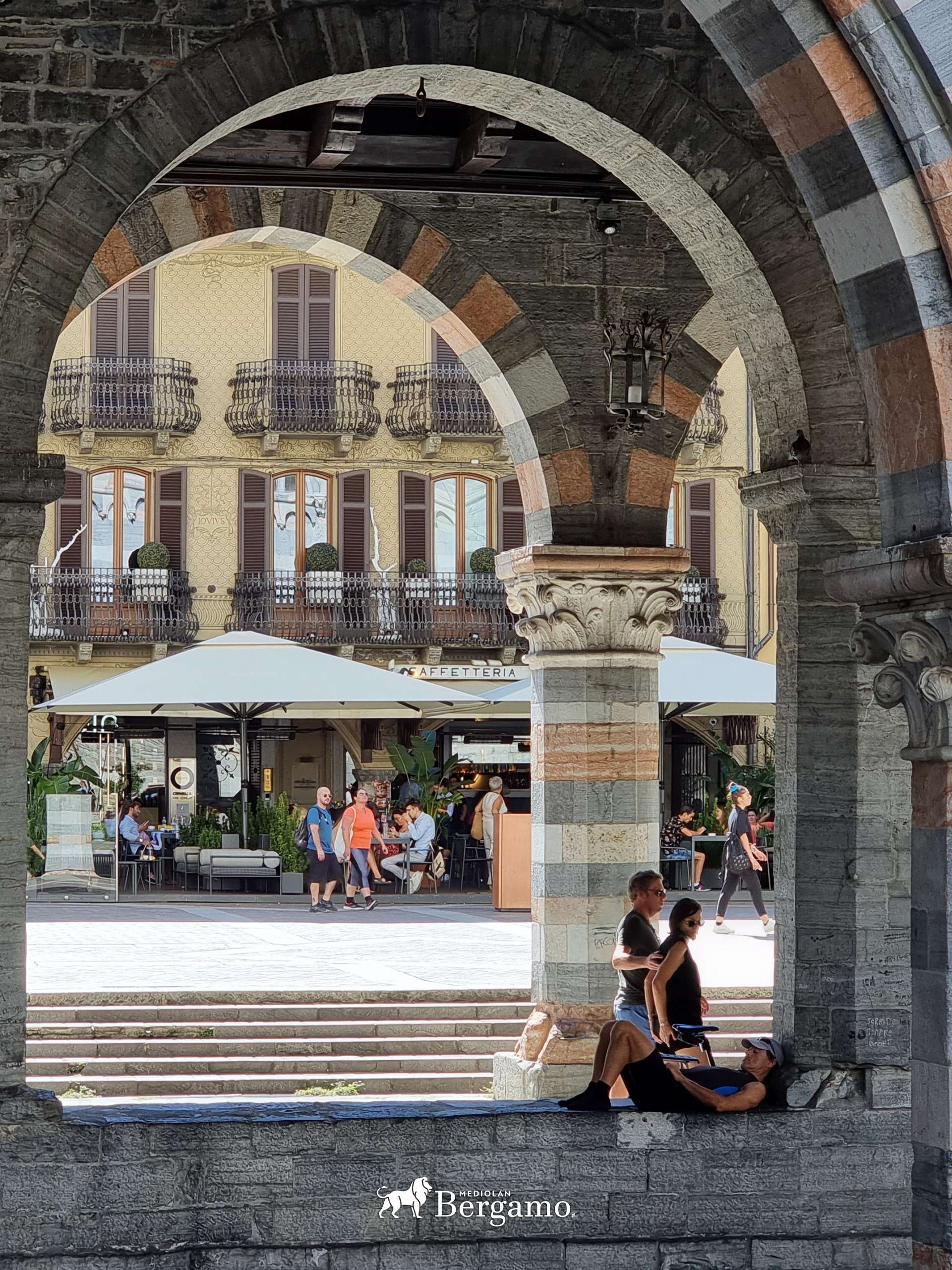 Arkady obok Duomo w Como