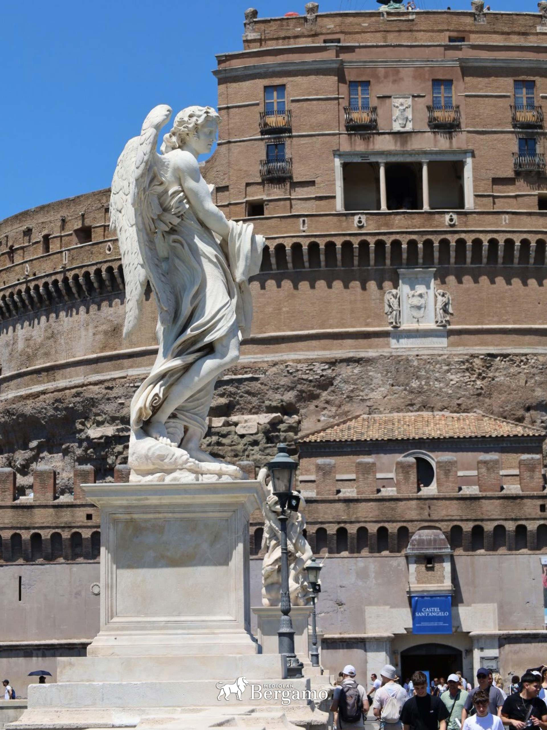 Widok na zamek Anioła z mostu