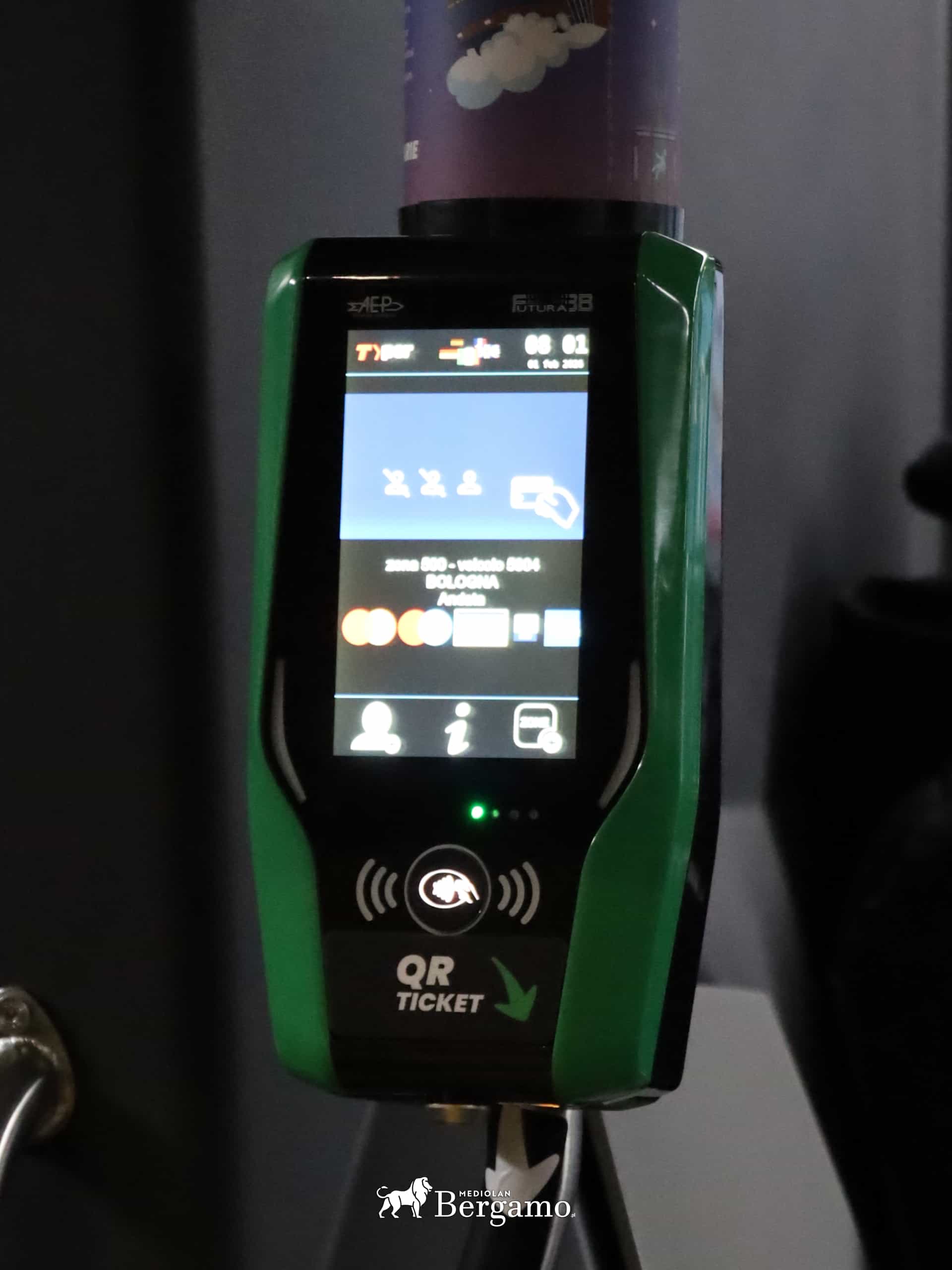 Zielony kasownik do bezdotykowych płatności i biletów w auobusie w Bolonii