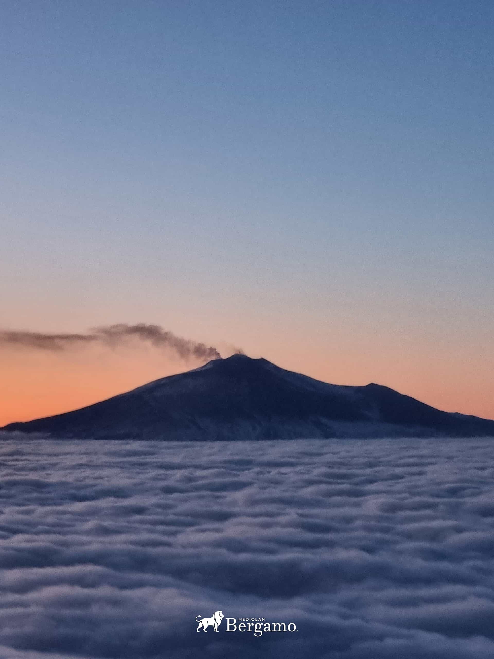 Widok na Etnę, ponad chmurami z samolotu do Krakowa