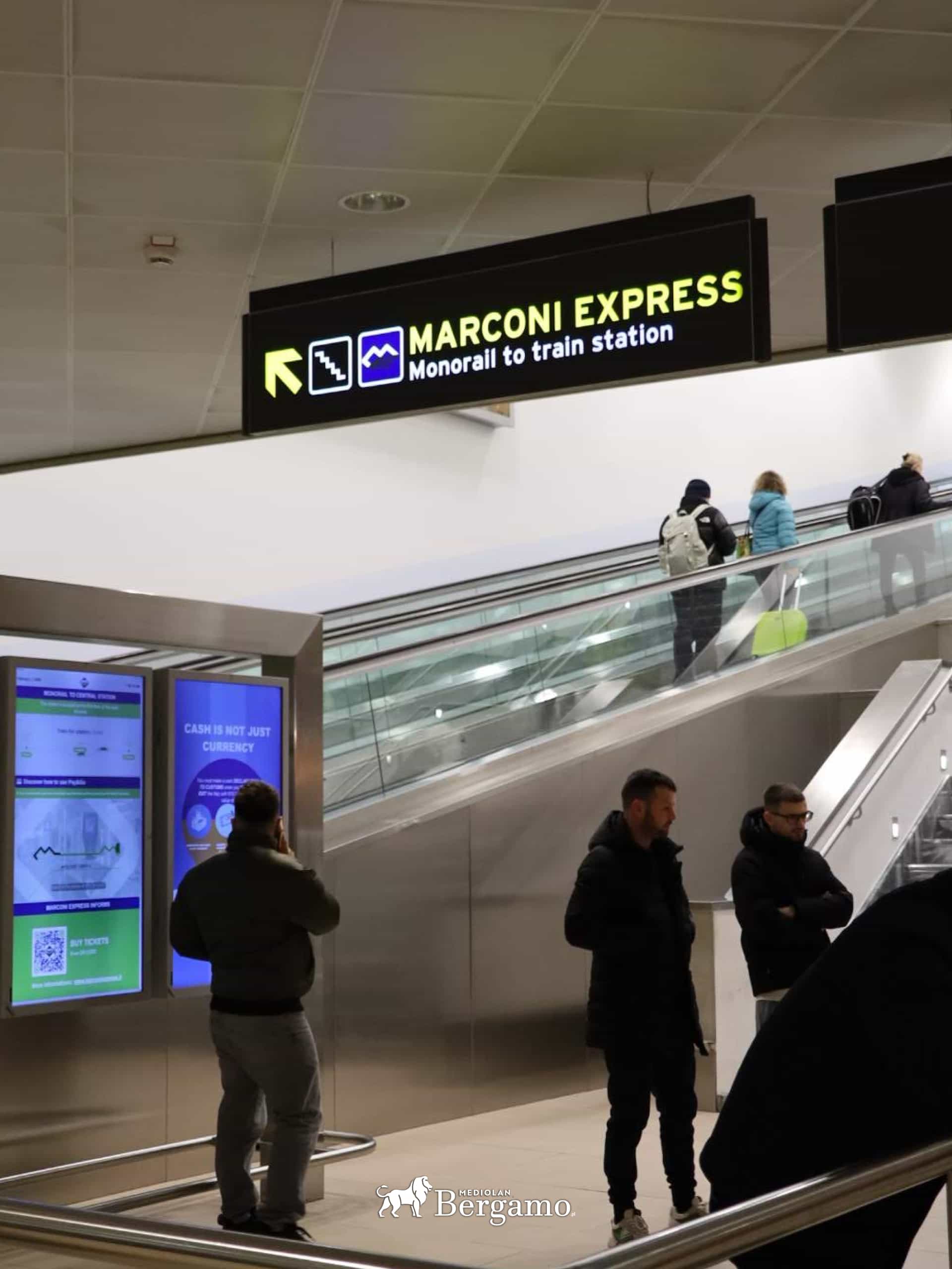 Marconi Express na lotnisku