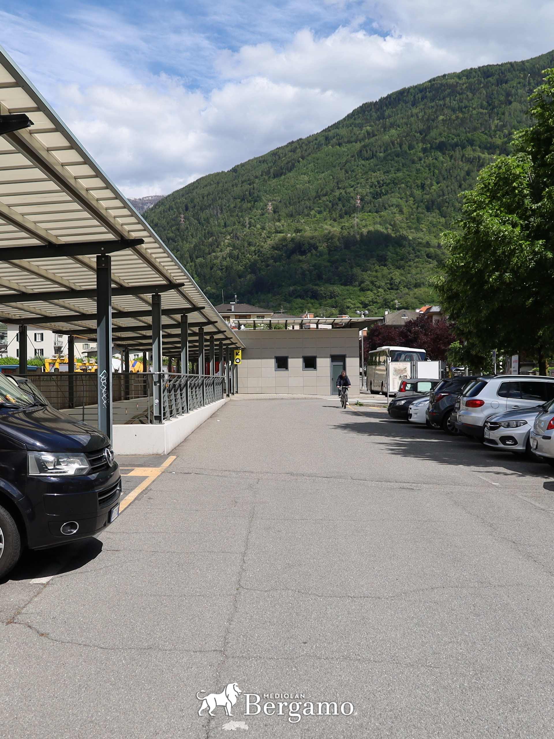 parking w Tirano obok dworca